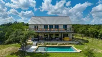 The Point Serene Hill Country Views with Pool & Hot Tub Hôtels à : Comte de Kendall