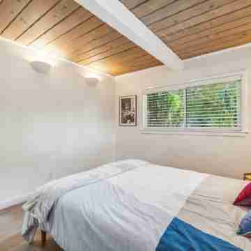 Designer Home Near Stanford/Tech Hub+AC/Gym/Office/BBQ/Parking. 2 Bed/1 Bath. Rooms