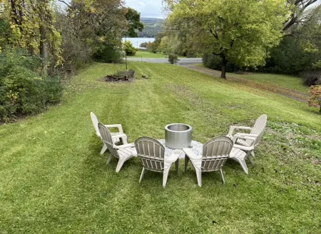 Mi Casa Tu Casa: Lakeview, Hot Tub, Pets, Walk to Wineries