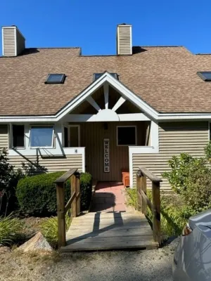 Modern Rustic townhouse close to everything NH! Work and play year round.