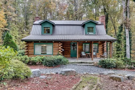 Atlanta Getaway 4-BR Cabin W/Swimming Pool, Hot Tub, Game Room, High-Speed WiFi
