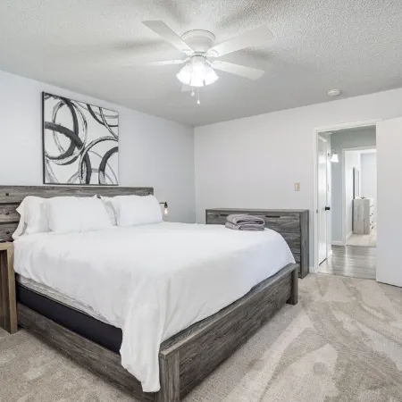 Charming 3-bedroom + Den house with AC and WiFi in awesome North Fresno.