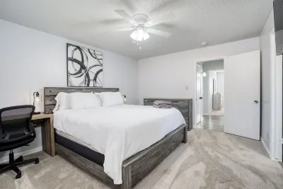 Charming 3-bedroom + Den house with AC and WiFi in awesome North Fresno.