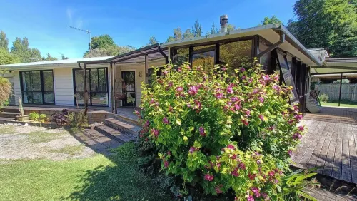 Classic 1960s home amongst native trees Hotel a Otaki
