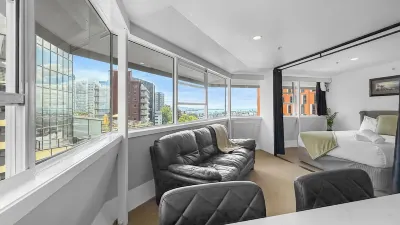Whitaker Wish | Spacious, City Apt with Sea View Hotell i Grafton