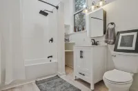 Newly remodeled 1BR/1BA apartment centrally located near top dining/attractions. Hotels in Shadyside