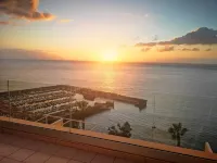 SPECTACULAR SUNNY APARTMENT WITH WIFI, POOL, PANORAMIC CLIFF & SEA VIEWS.