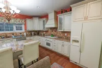 Spacious 5-bedroom house with WiFi and AC in charming Martinsville