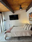 Private guest suite with PRIVATE ENTRANCE 다드랜드 몰 주변 호텔