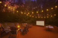 Hogwarts Hideaway -XL Outdoor Deck/Scenic Hot Tub/Movie Theater in Private Woods