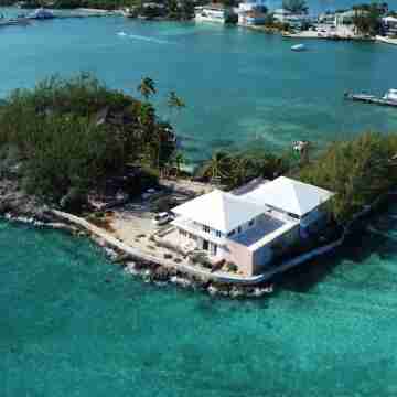 The feeling of an Island apart, surrounded by water! Convenient location. Hotel Exterior