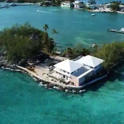 The feeling of an Island apart, surrounded by water! Convenient location. Hotel Exterior