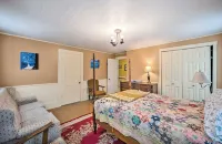 1860 6 Bedroom Farmhouse with Hot Tub Close to Sunday River Các khách sạn ở Rumford