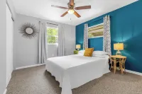 Calm Oasis Home, Pool, Walk to Restaurants