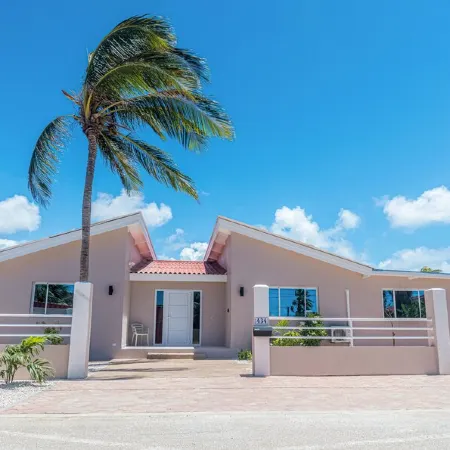 Dream Getaway in Palm Beach - pool, walk to beach, nightlife & restaurants.