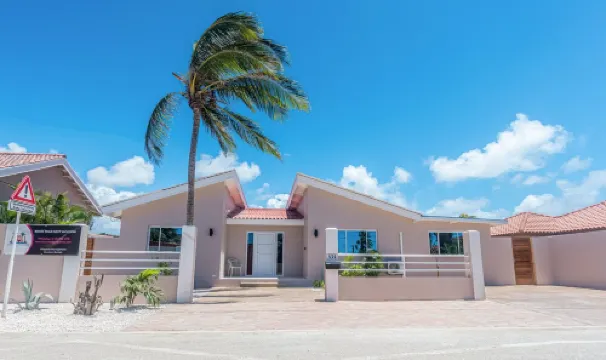 Dream Getaway in Palm Beach - pool, walk to beach, nightlife & restaurants.