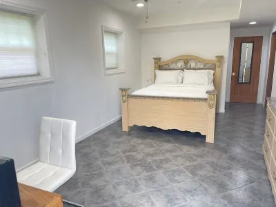 “Spacious Suite Near Princeton” with “Private Bath In The Room” Quaker Bridge Mall附近的飯店