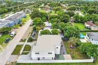 6 Bedrooms 4 bath 2 story home Miami Gardens sleep 20 Hotels near ALDI