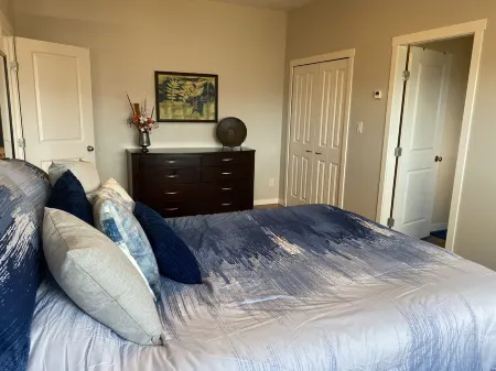 Rural retreat overlooking Swan Lake w/artist studio on site