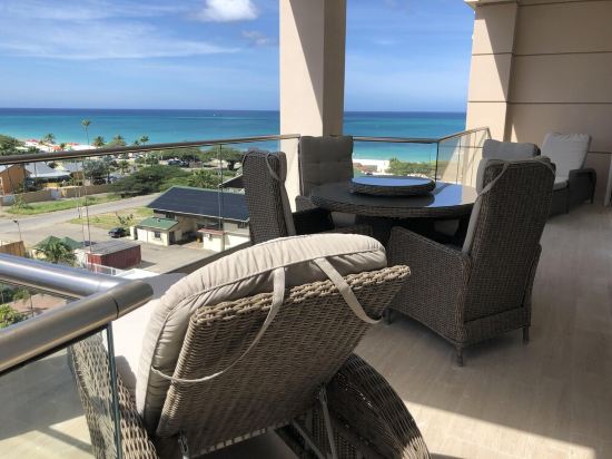 ROYAL PENTHOUSE-New stunning two storey penthouse condo with roof top terrace