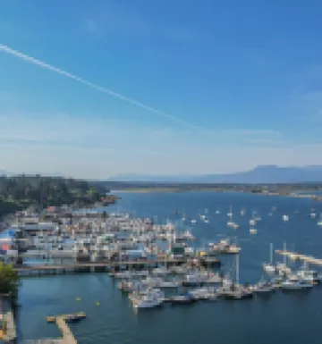 2 Bedroom suite with hot tub! Minutes to local attractions, trails and dining