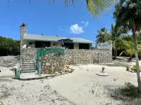 Beachfront views of pristine sandy beach, clear blue waters and surreal sunsets. 酒店