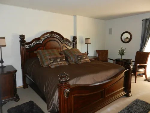 Beautiful private Telluride retreat with amazing views, new hot tub, free WIFI.