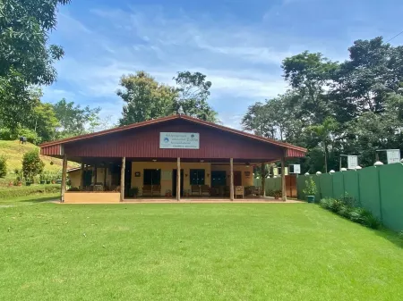 3 BR tropical oasis - pool, forest and waterfall Отели в г. Перес Селедон