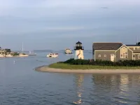 Walk to 3 beaches, downtown docks/waterfront. Dog friendly.  Includes Beach Pass