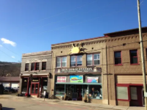 Broadwing Farm Cabins -Pine Cabin- Hot Tub with Mineral Water