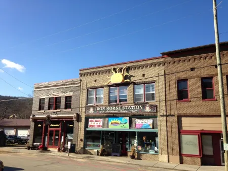 Broadwing Farm Cabins -Pine Cabin- Hot Tub with Mineral Water