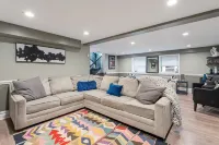 Chic & Elegant Retreat With Pool And FREE Parking Sleeps 16 Guests