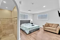 6 Bedrooms 4 bath 2 story home Miami Gardens sleep 20 Hotels near ALDI