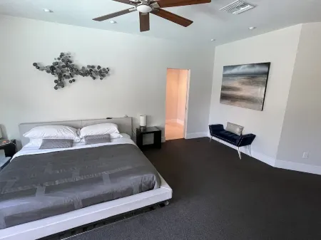 Luxurious modern 4-bedroom home w/ pool & hot tub Отели рядом с достопримечательностью «Ботанический сад города Финикс»