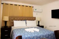 Beautiful Guesthouse 6 beds and 6 baths 8 min drive from the beach!