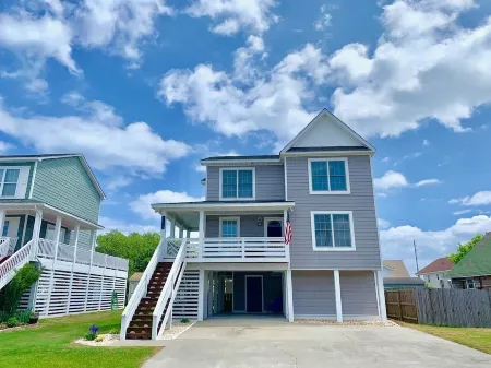 Beautiful vacation home in Kill Devil Hills. Enjoy the ocean and the sound.