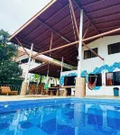 Beautiful poolside condo! Great location! AC+