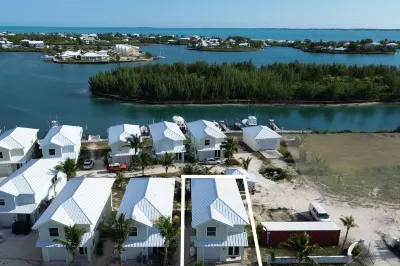 Treasure Cay Getaway with BOAT DOCK!  4 bedroom, pool, & bbq Cabana! Hotel di 