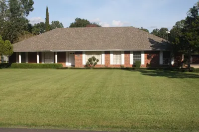 Home/MINI RESORT- pool, tennis court, pickleball, golf course, lg. Clubhouse Hotels near Raising Cane's Dog Park at Zachary Community Park