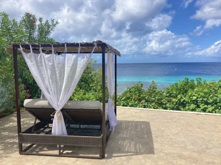 Tropical oceanfront villa, full AC, private pool, great diving and snorkeling