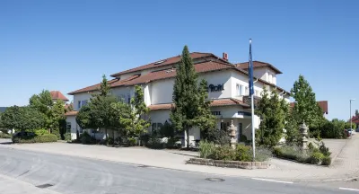 Appartement mit Balkon Hotels in der Nähe von Walter-Reinhard-Stadion