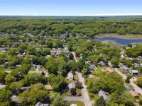 Gorgeous home with 5 Queen beds near Bonnet shores. Walk to beach/ narrow river