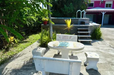 Peaceful bungalow with pool close to nature and town