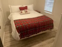 Cozy 4 Season Cottage stunning sunsets on Sparrow LakePet friendly)New Hot Tub Hotels in Severn