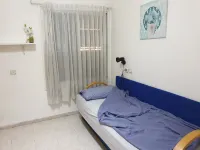 Sleeps 8-Cozy and Spacious Ground Floor, 2 apts connected. 4 bedrooms, 3 baths Hotel a 