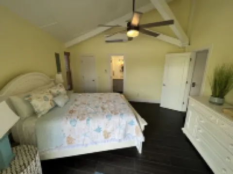 Yellow House with Dock on Deep Water Canal and Dock Power Hotel di 