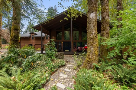 Huge Mountain Chalet - Gourmet Chefs Kitchen - Pool - One Block From Sandy River