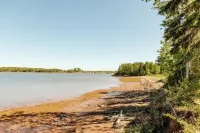 Unwind by the Sea at The Salty Pearl: Your Charming Coastal Log Cottage Hotels in Colchester County