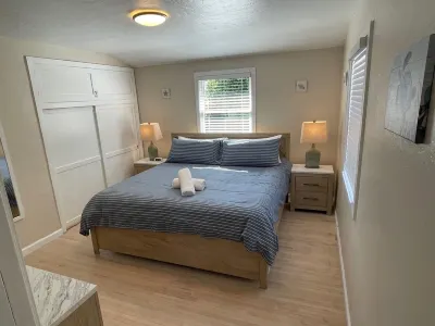 Charming 2-bedroom Beach Cottage with AC, Fast WiFi, King & Queen Beds
