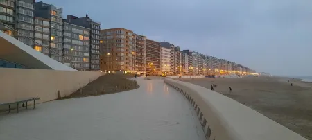 Pleasant studio with side sea view